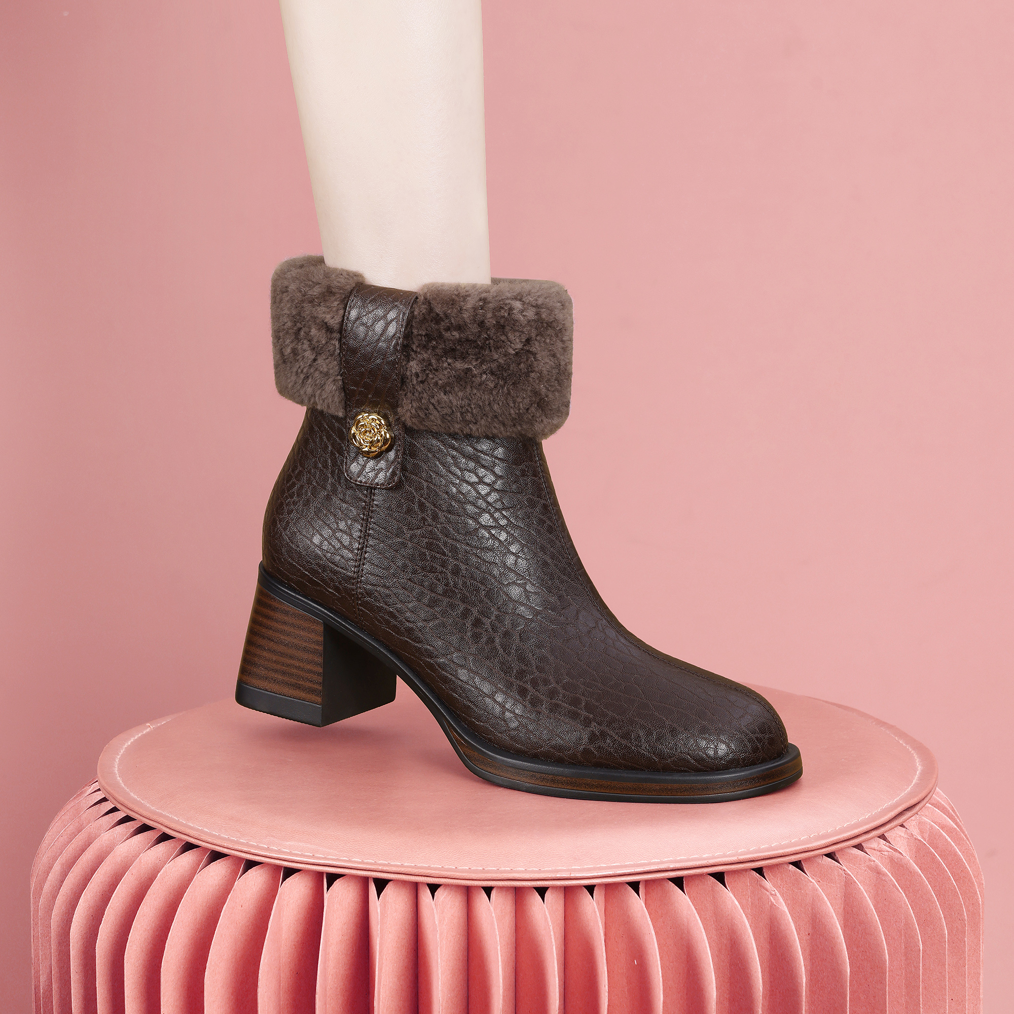 梵芮诗2025冬季反毛领设计潮流时尚低跟女靴-J2305