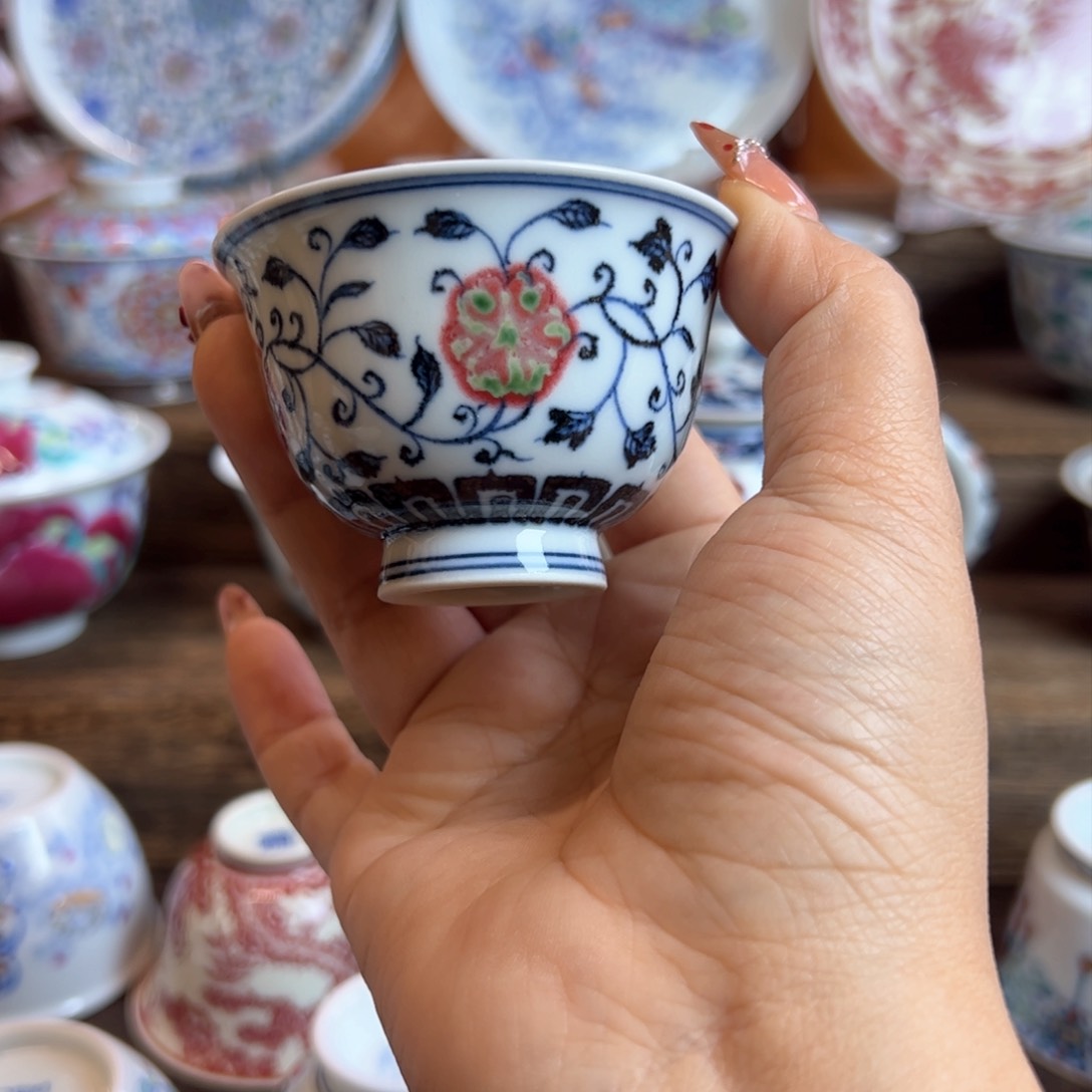 Y明和堂釉里红缠枝莲小杯