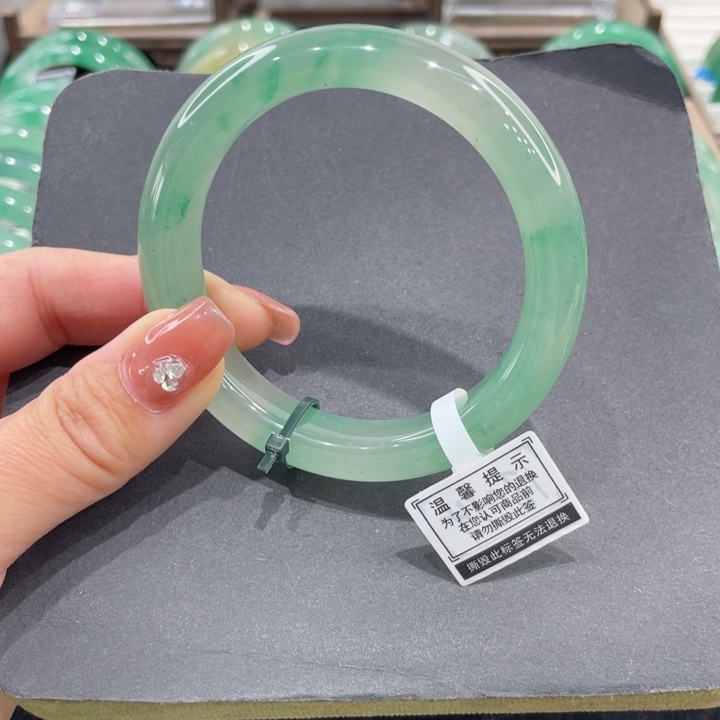 未镶嵌手镯石英质玉