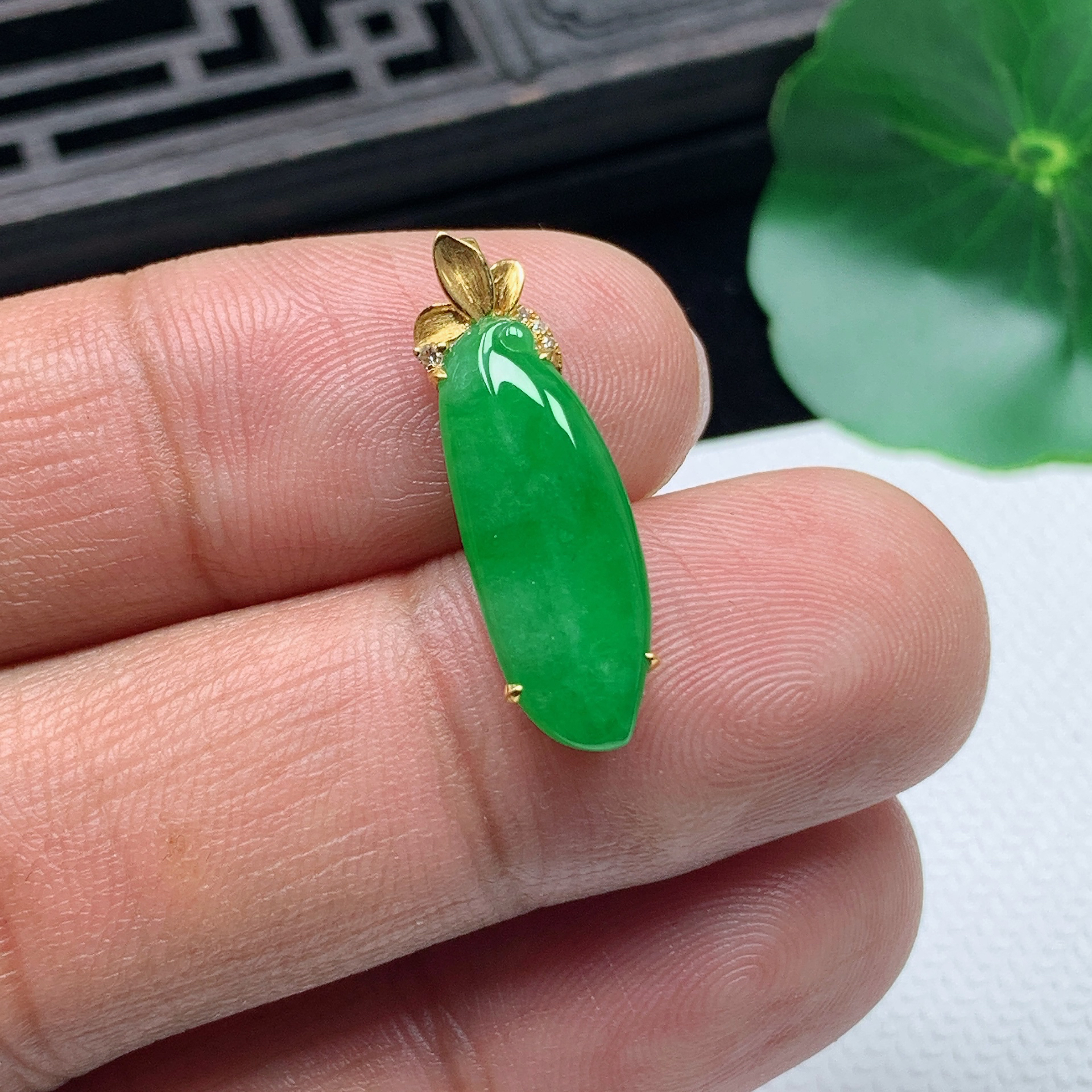 天然翡翠A货18K金镶嵌精美满阳绿福瓜吊坠整体尺寸24.3*7.7*4.2mm