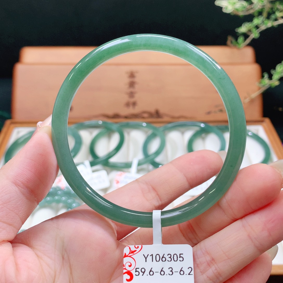 翡翠手镯未镶嵌天然