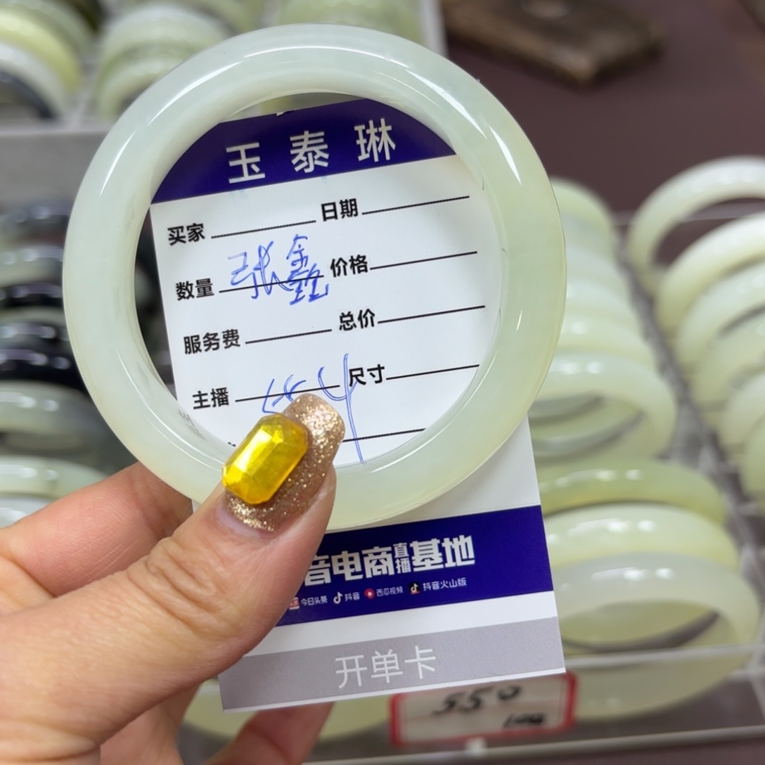 岫玉手镯未镶嵌?**.天然