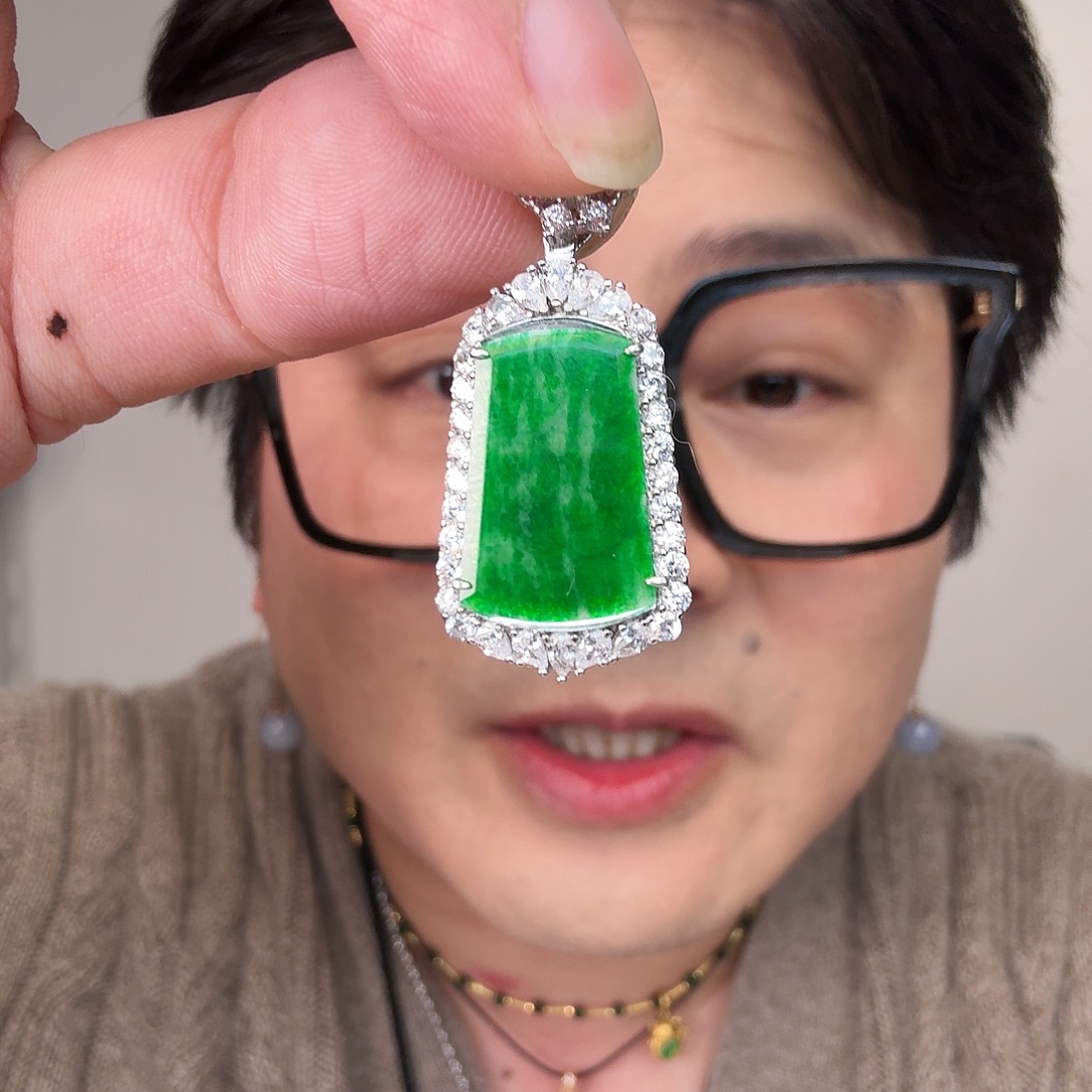 翡翠未镶嵌颈饰一件