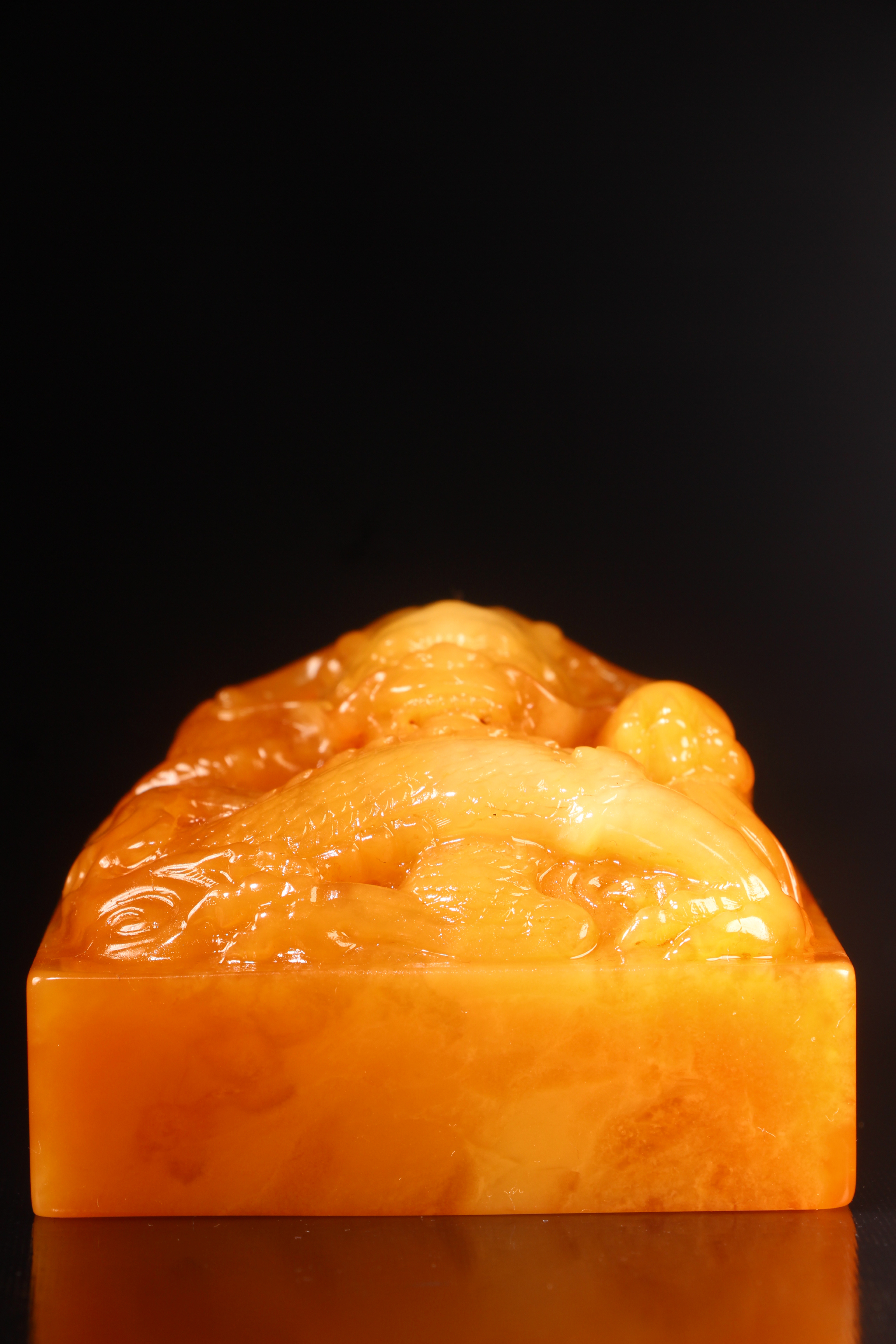 精品麦芽黄田黄石 祥龙戏珠，印章 规格：6.3×6.3×4.3cm 重量311.8g