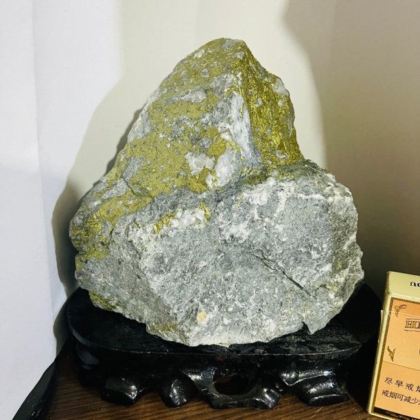 “家有金山 稳如泰山”中国金都山东招远天然金矿石原石观赏摆件