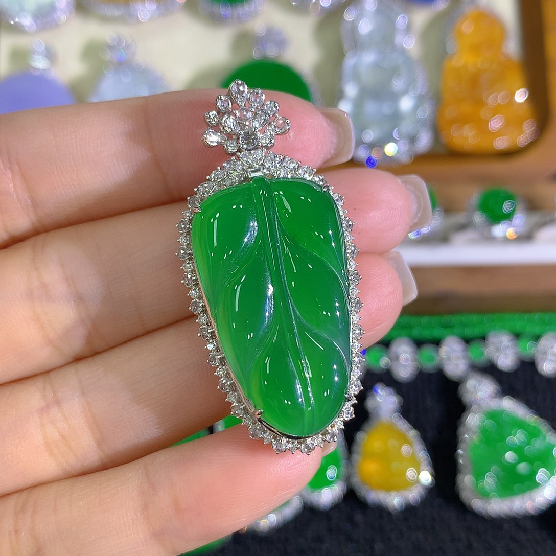 翡翠18K金镶嵌颈饰叶子