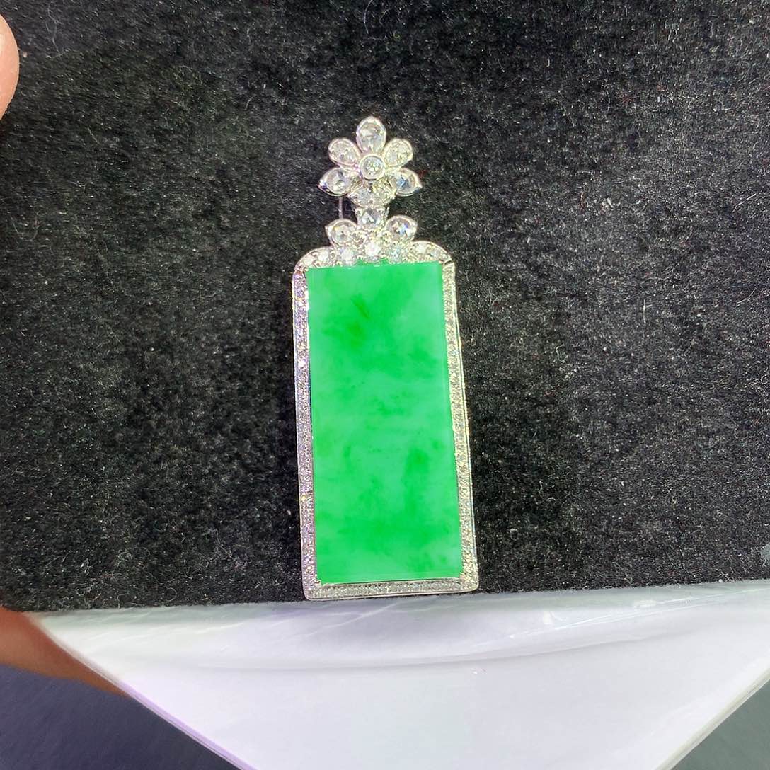 翡翠吊坠(赠链)18K金镶嵌