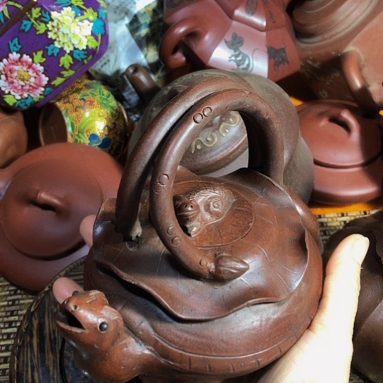 紫砂茶壶原矿泥料手工制作的一把紫砂壶。