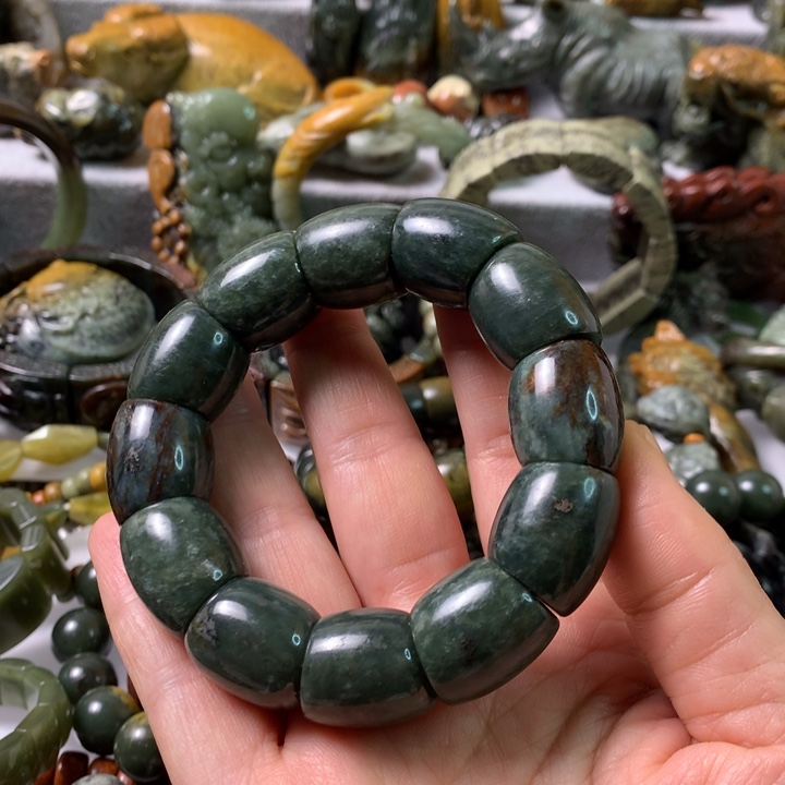 未镶嵌岫岩河磨玉（透闪石质玉）把件