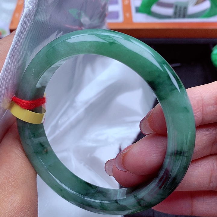 翡翠手镯未镶嵌翡翠