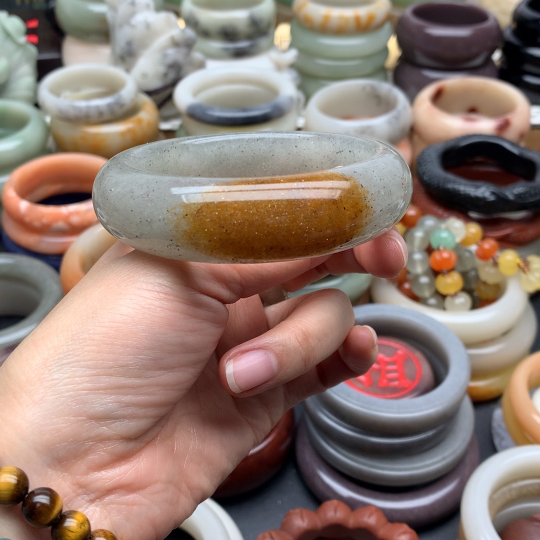 石英质玉手镯未镶嵌一****?