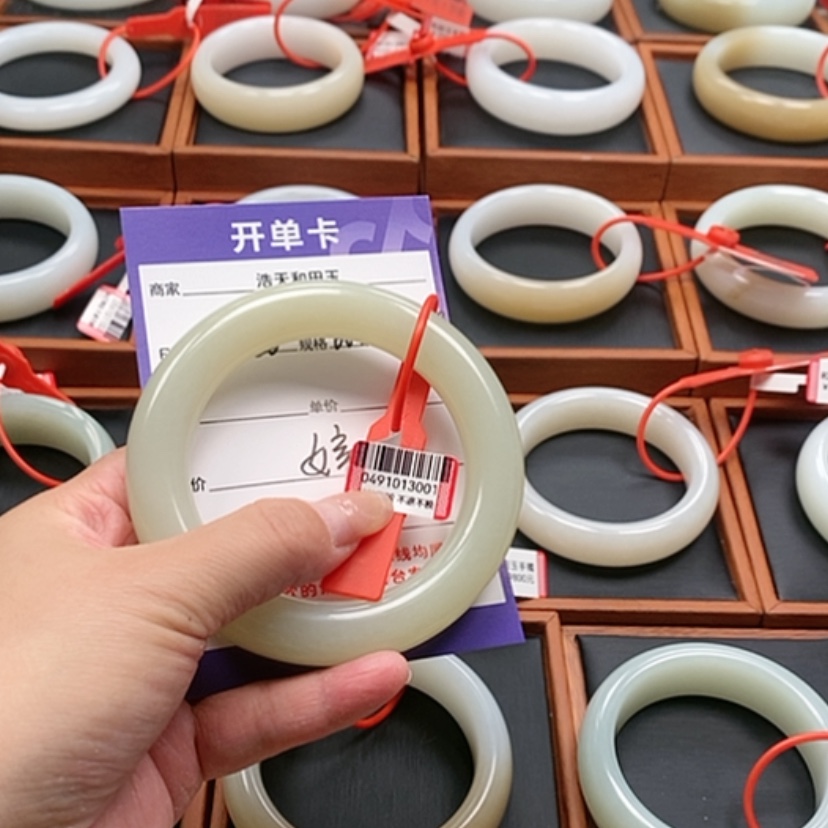 【闪购商品】未镶嵌手镯和田玉