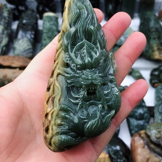 未镶嵌岫岩河磨玉（透闪石质玉）把件