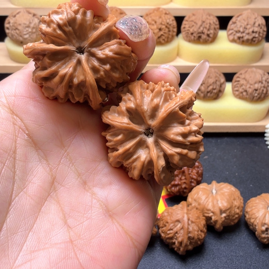 景***发文玩核桃吊坠红马蹄三楞