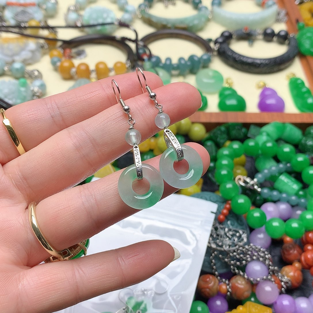 吊坠(赠链)未镶嵌翡翠思*