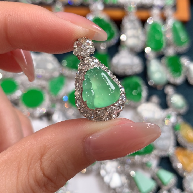 【闪购商品】翡翠颈饰18K金镶嵌福瓜