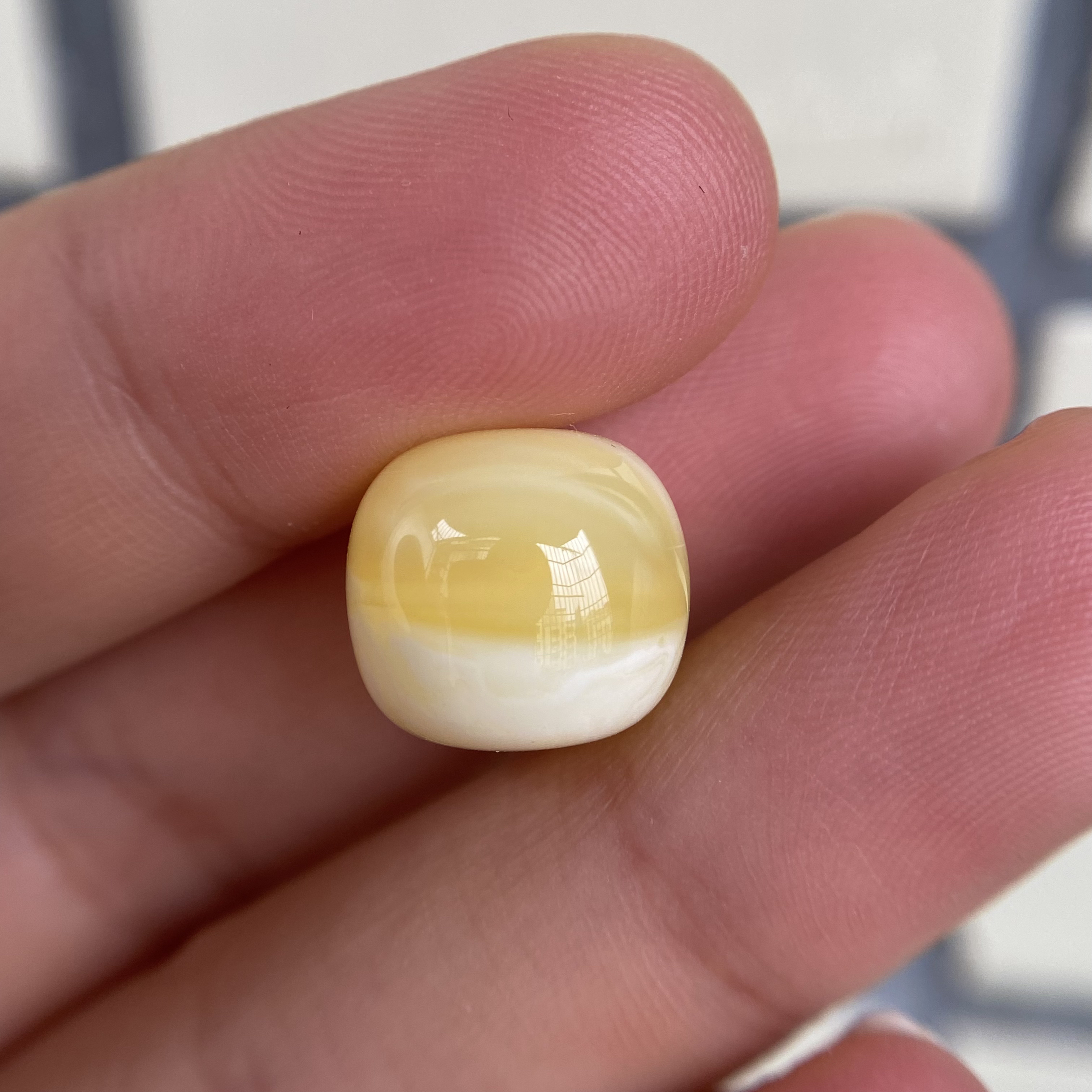 蜜蜡奶橘白浓洞老型配饰13.0×12.0mm，实物比较好看，无优化保天然