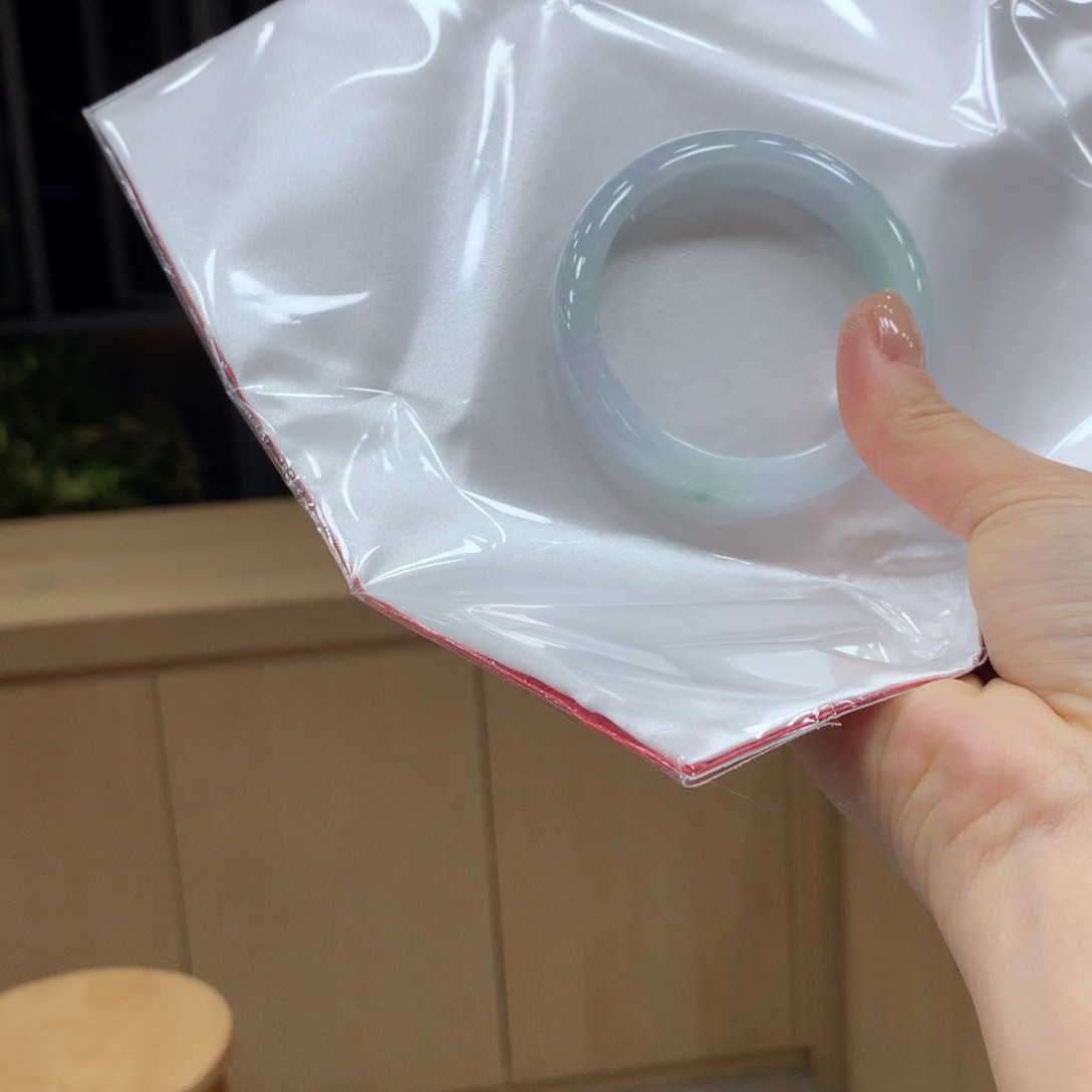 翡翠手镯未镶嵌不退不换