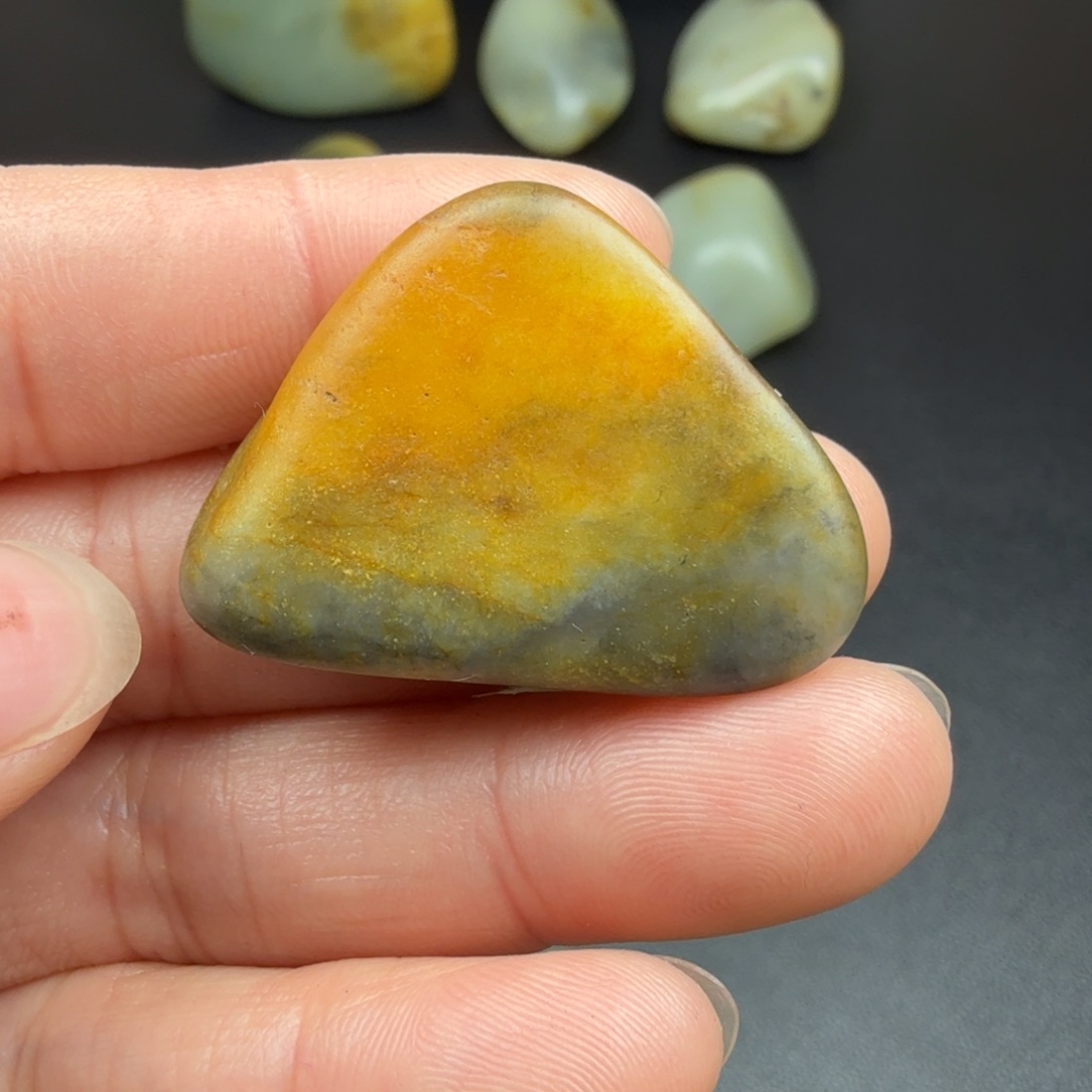 东***疆和田玉未镶嵌珠宝奇石