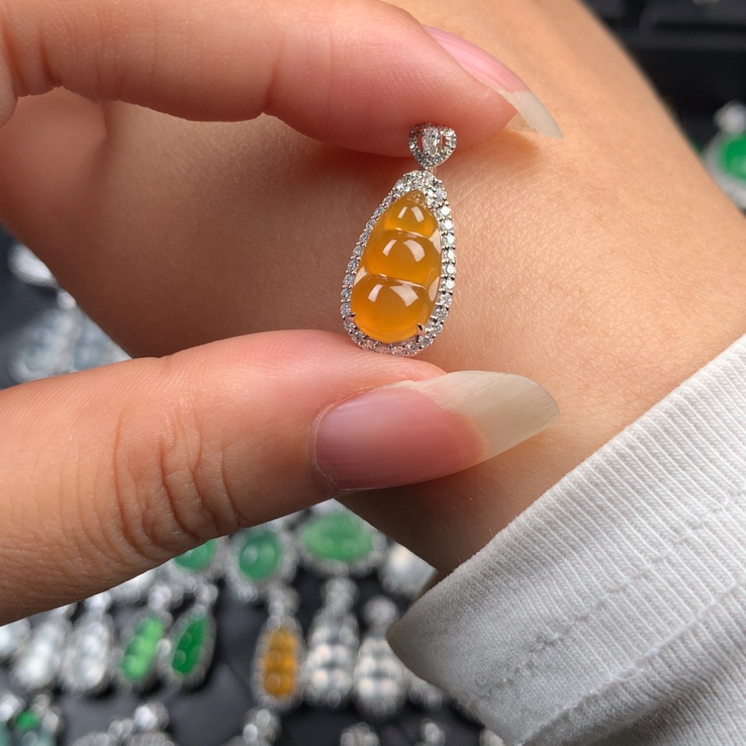 颈饰18K金镶嵌翡翠芬达黄豆