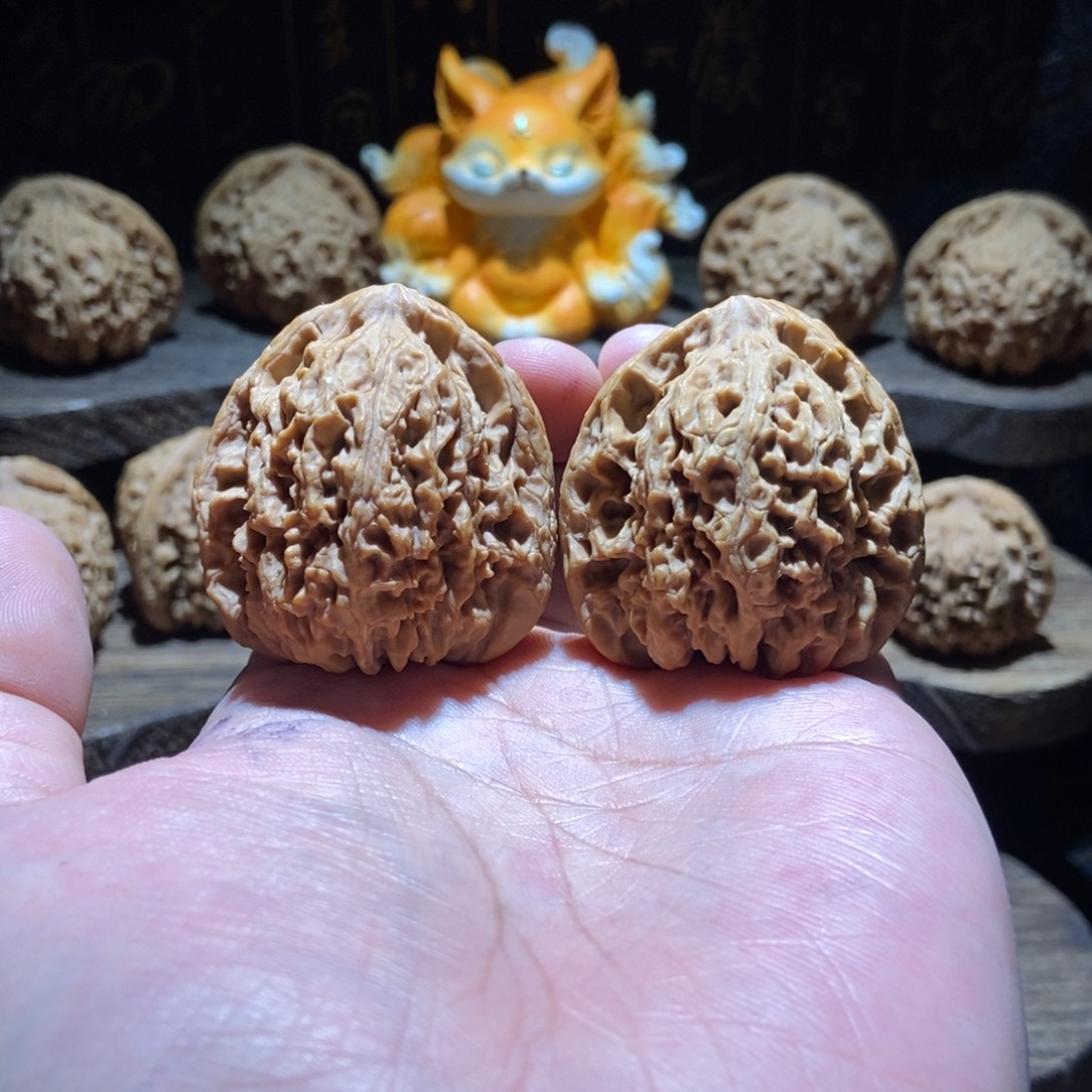 彭***举文玩核桃把件涿鹿南将石