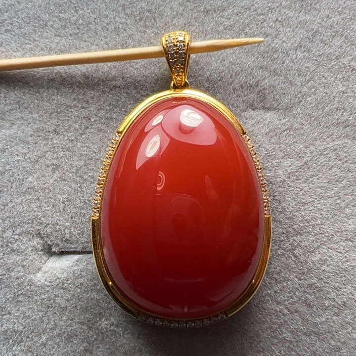 南红玛瑙18K金镶嵌吊坠
