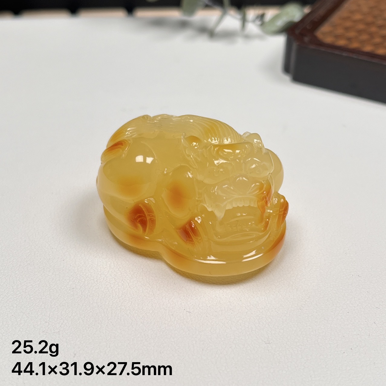 精雕鸡油黄蜜蜡貔貅吊坠气质时尚