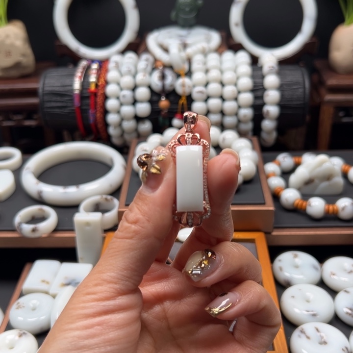 达***妈和田玉未镶嵌颈饰