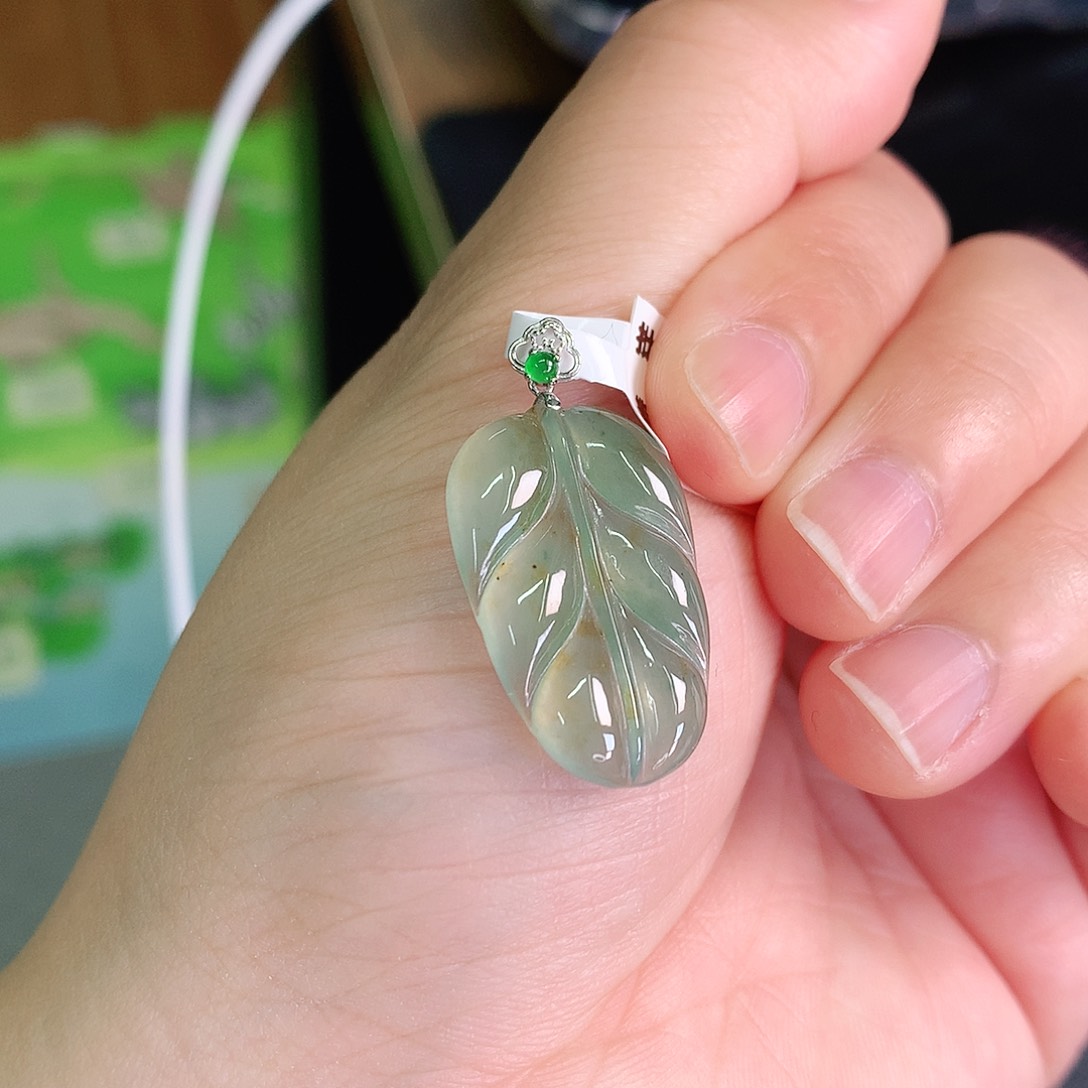 翡翠颈饰18K金镶嵌冰胶绿叶子