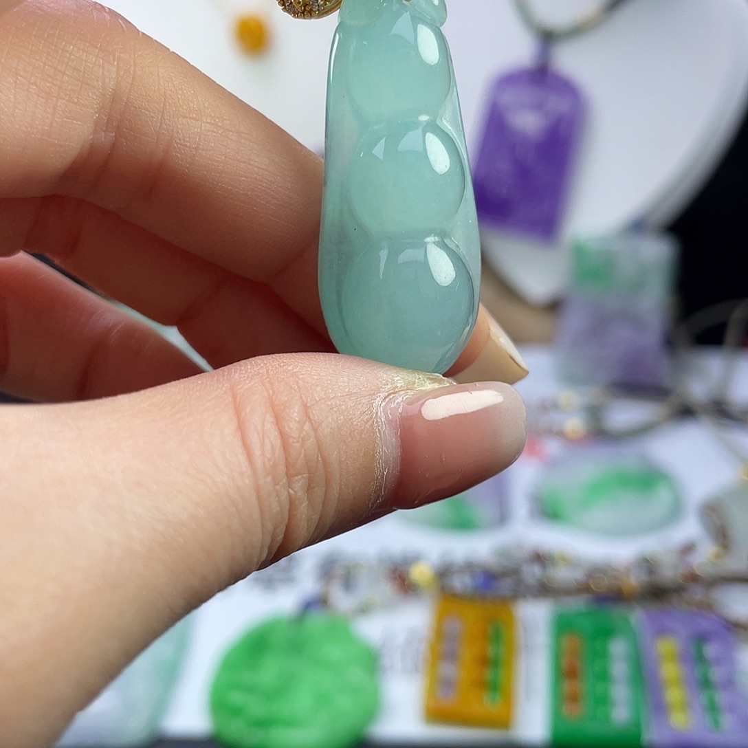 翡翠未镶嵌吊坠(赠链)