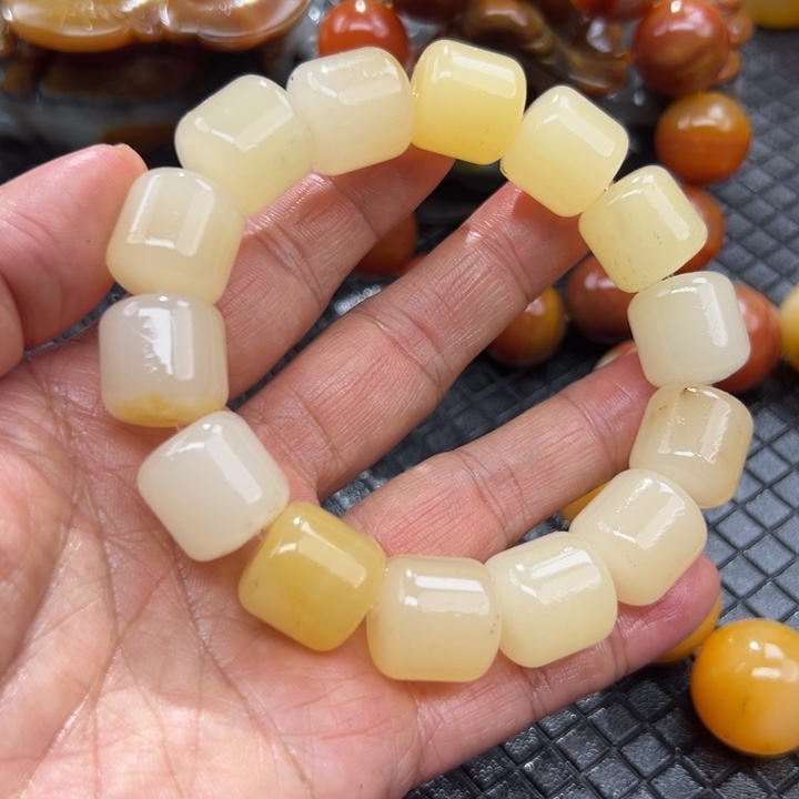 石英质玉（黄龙玉）颈饰合金
