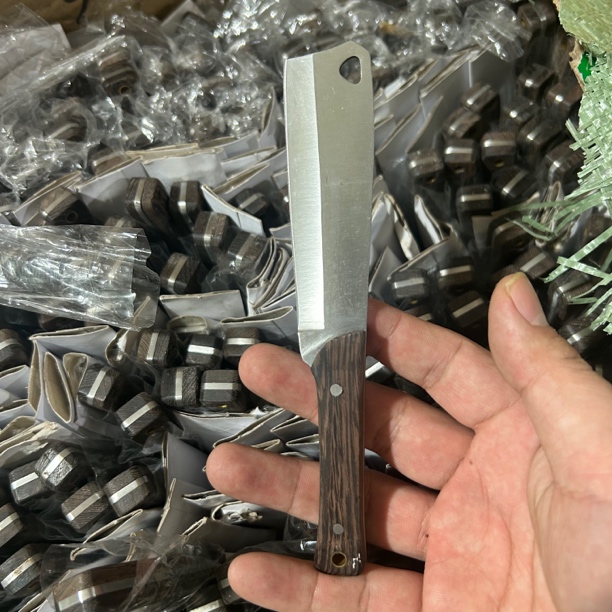 很精致的户外多用小刀