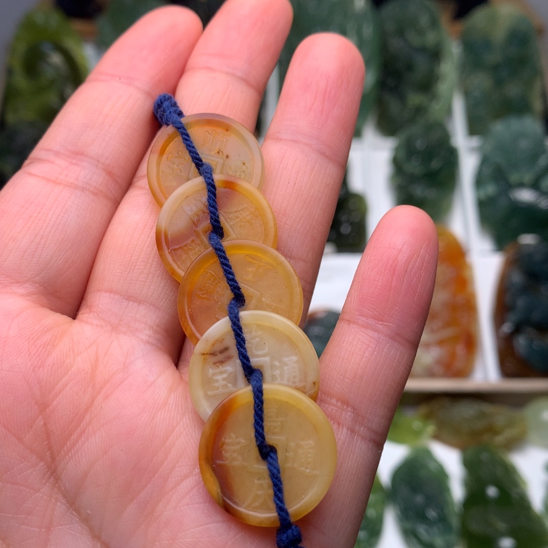 蛇纹石玉未镶嵌挂件五帝钱