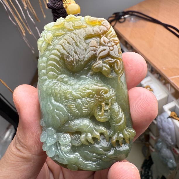 天然缅甸翡翠A货下山虎天然黄翡俏色巧雕牌后雕刻山水手工制作