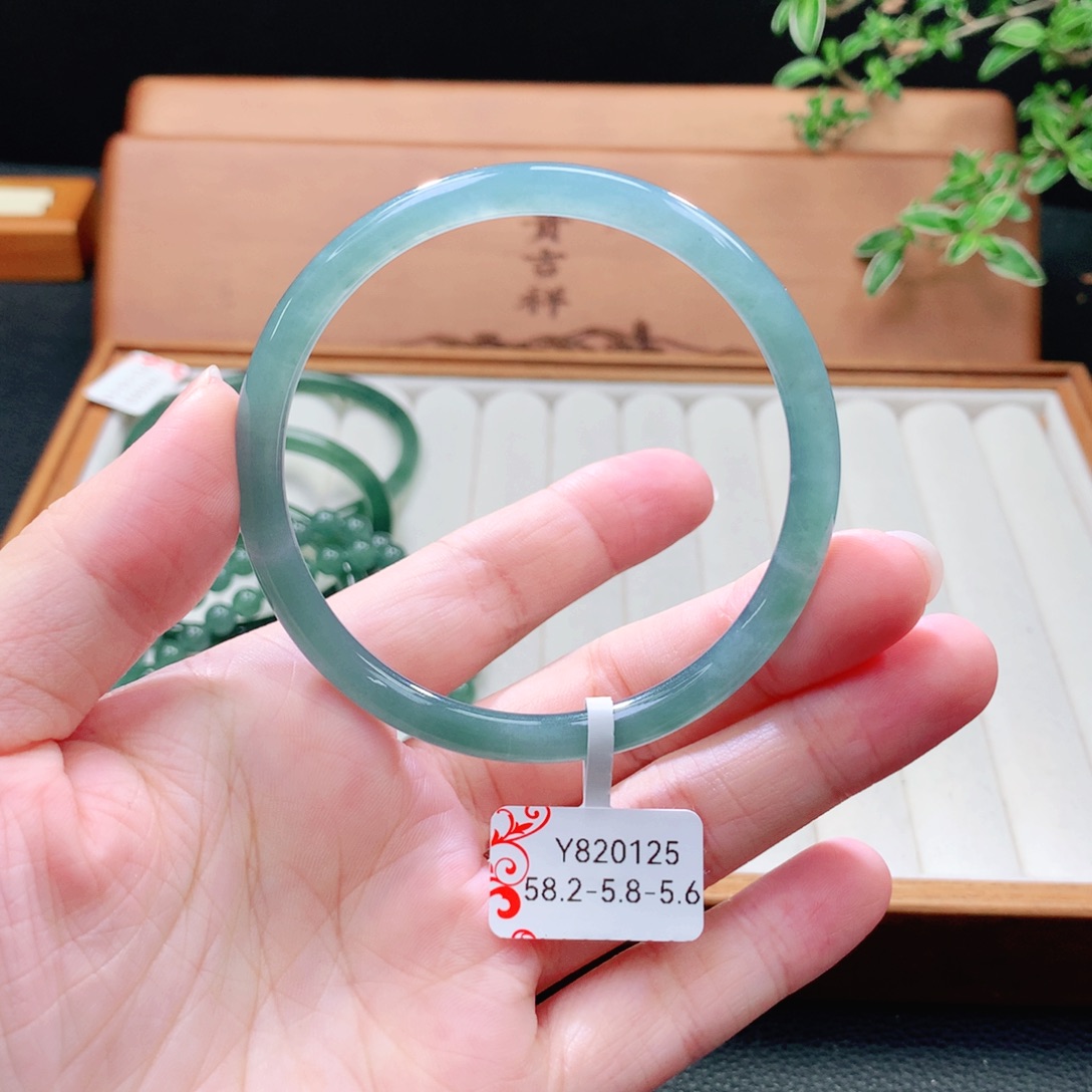 翡翠未镶嵌手镯（圆镯）