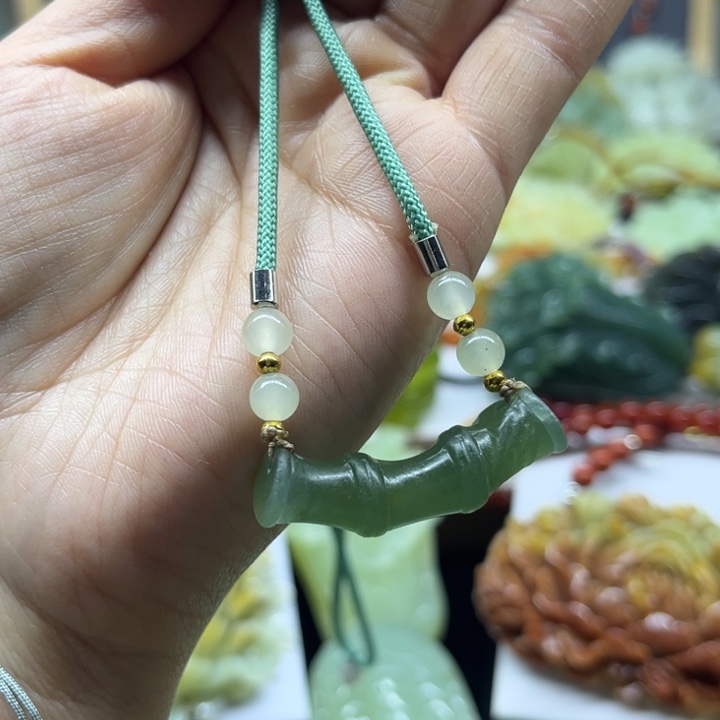 蛇纹石玉未镶嵌颈饰