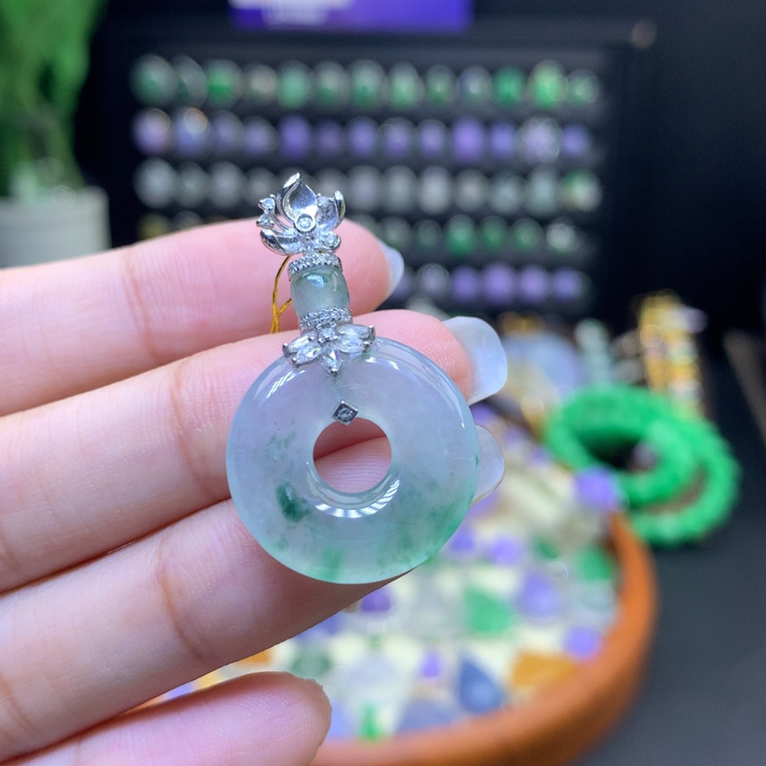 翡翠18K金镶嵌颈饰