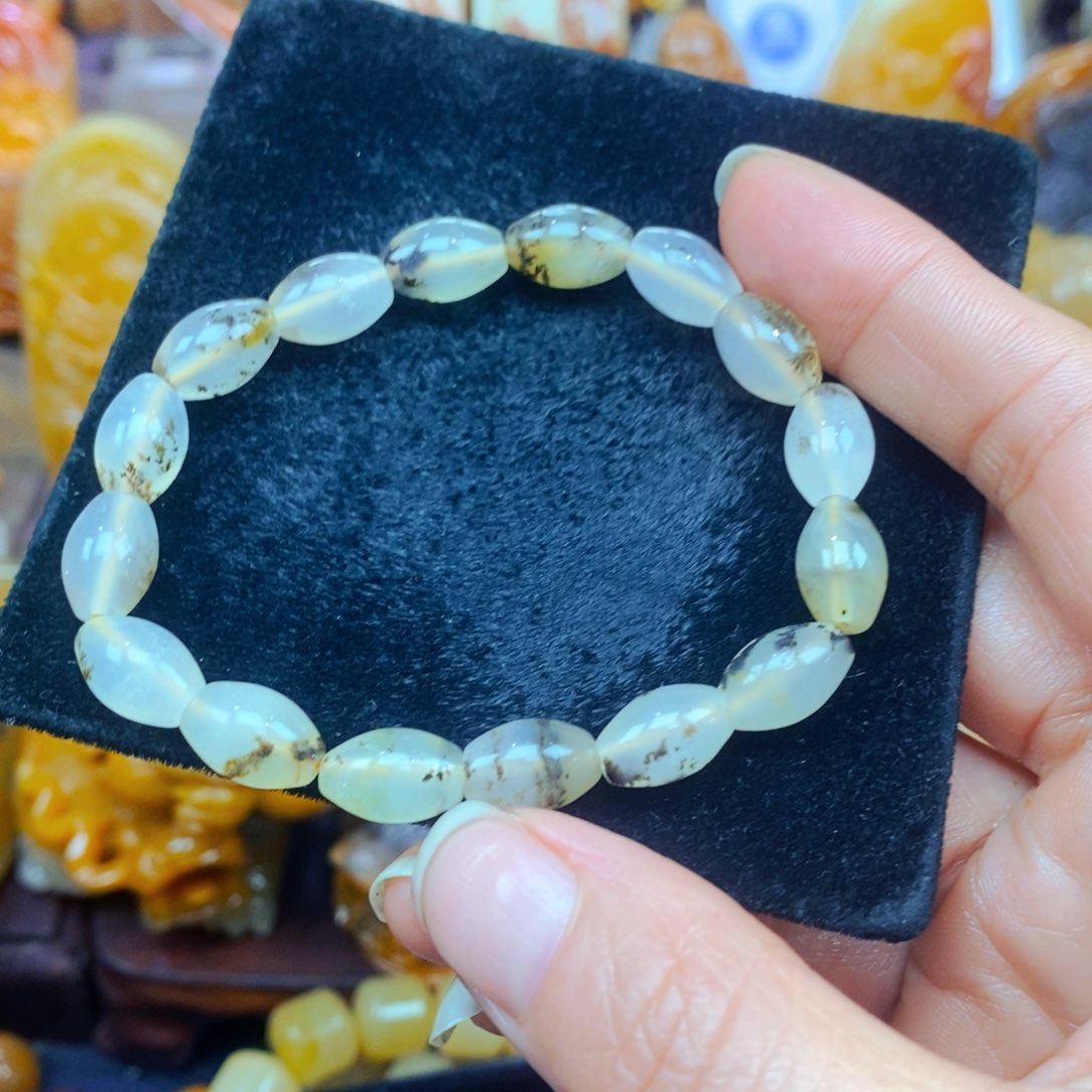 未镶嵌石英质玉（黄龙玉）颈饰