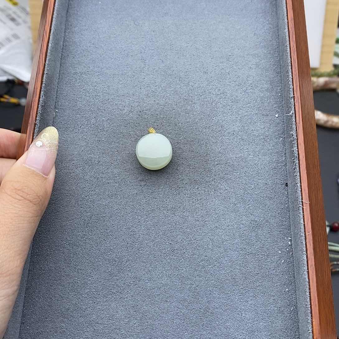 和田玉吊坠(不含链)18K金镶嵌