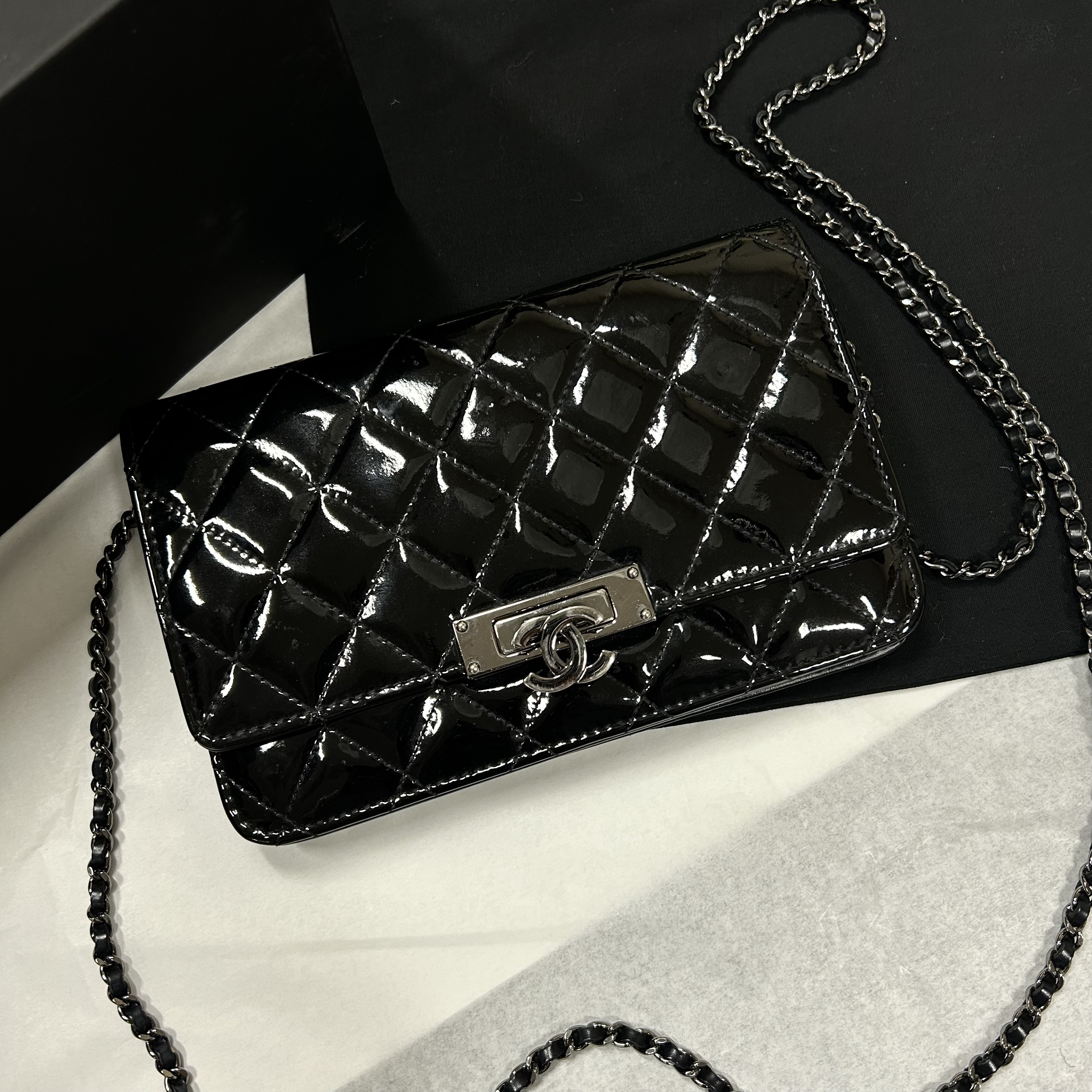 95新 Chanel/香奈儿 多多奢品/香奈儿珐琅扣斜挎包/98新