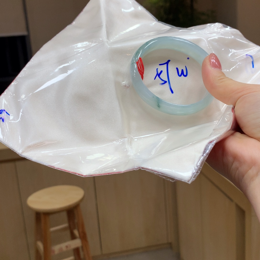 翡翠手镯未镶嵌不退不换