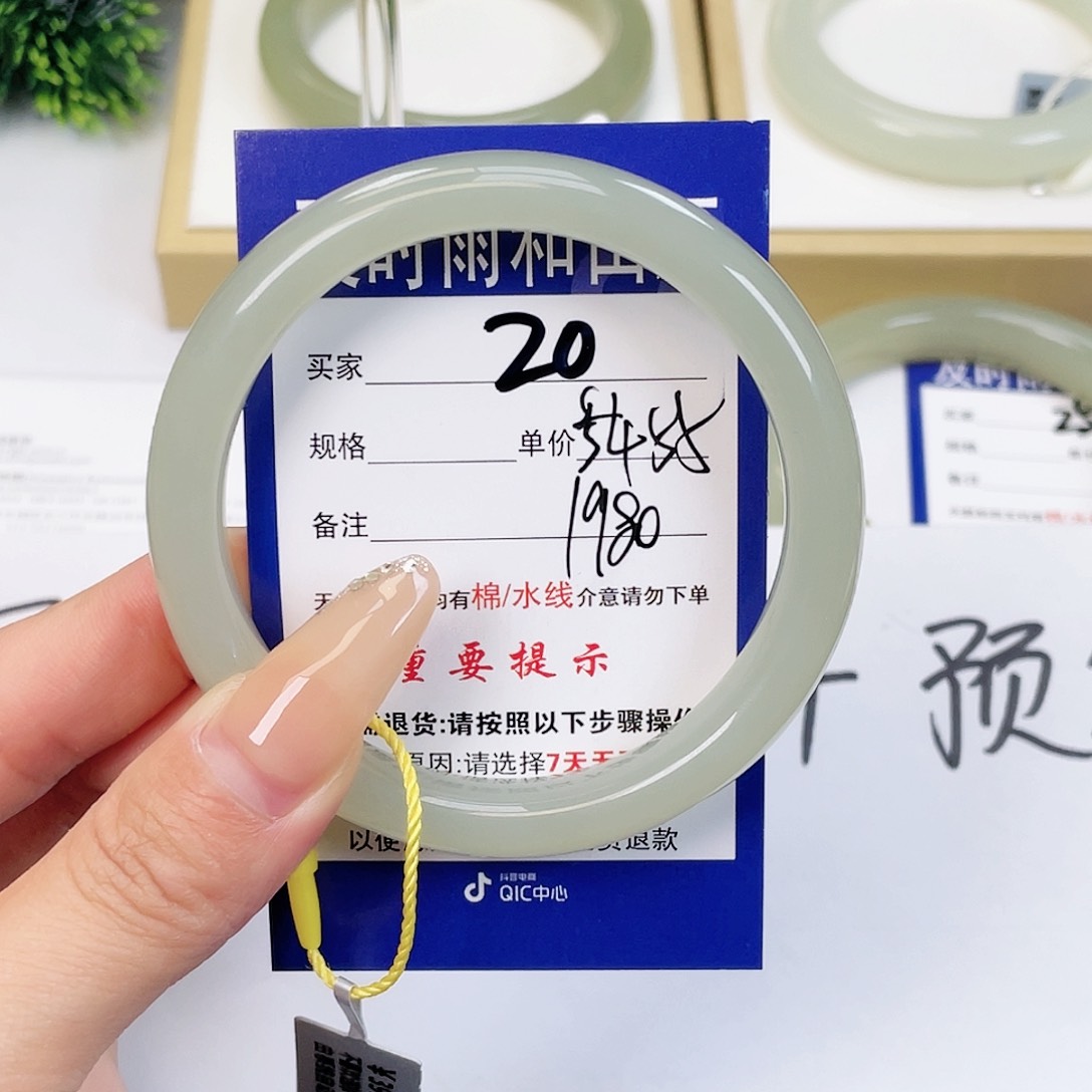 和田玉手镯未镶嵌