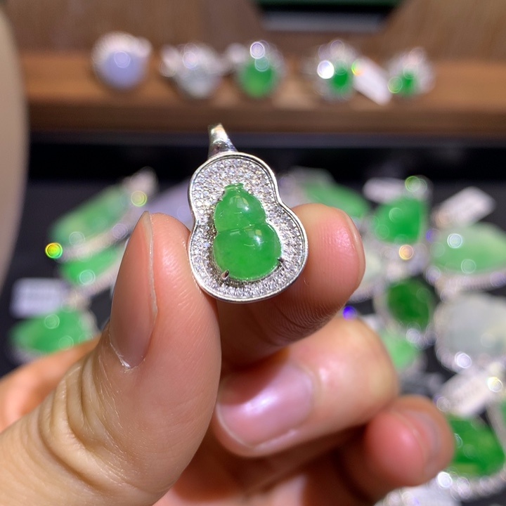 翡翠吊坠(不含链)18K金镶嵌