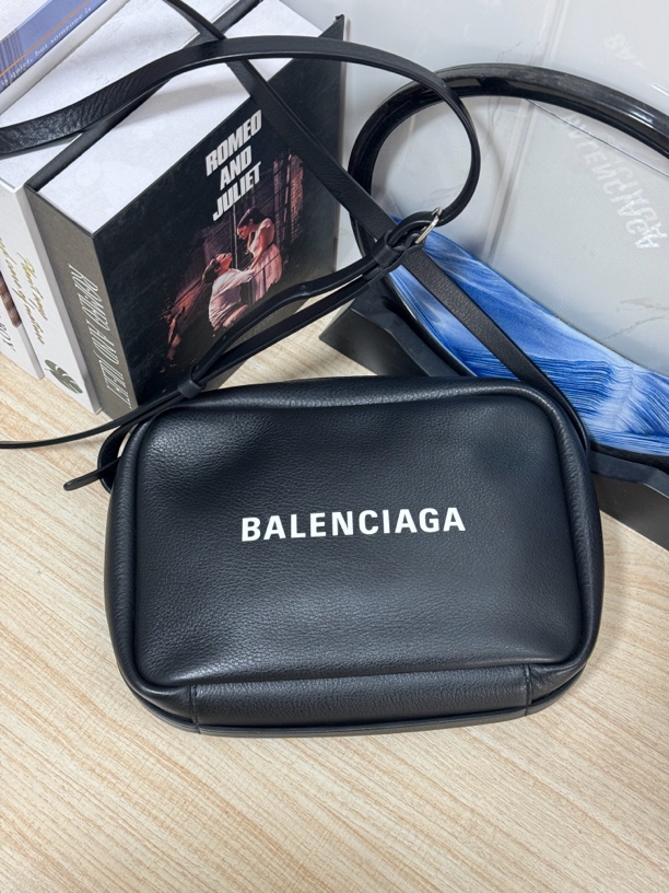 95新 Balenciaga/巴黎世家 新款黑色相机包