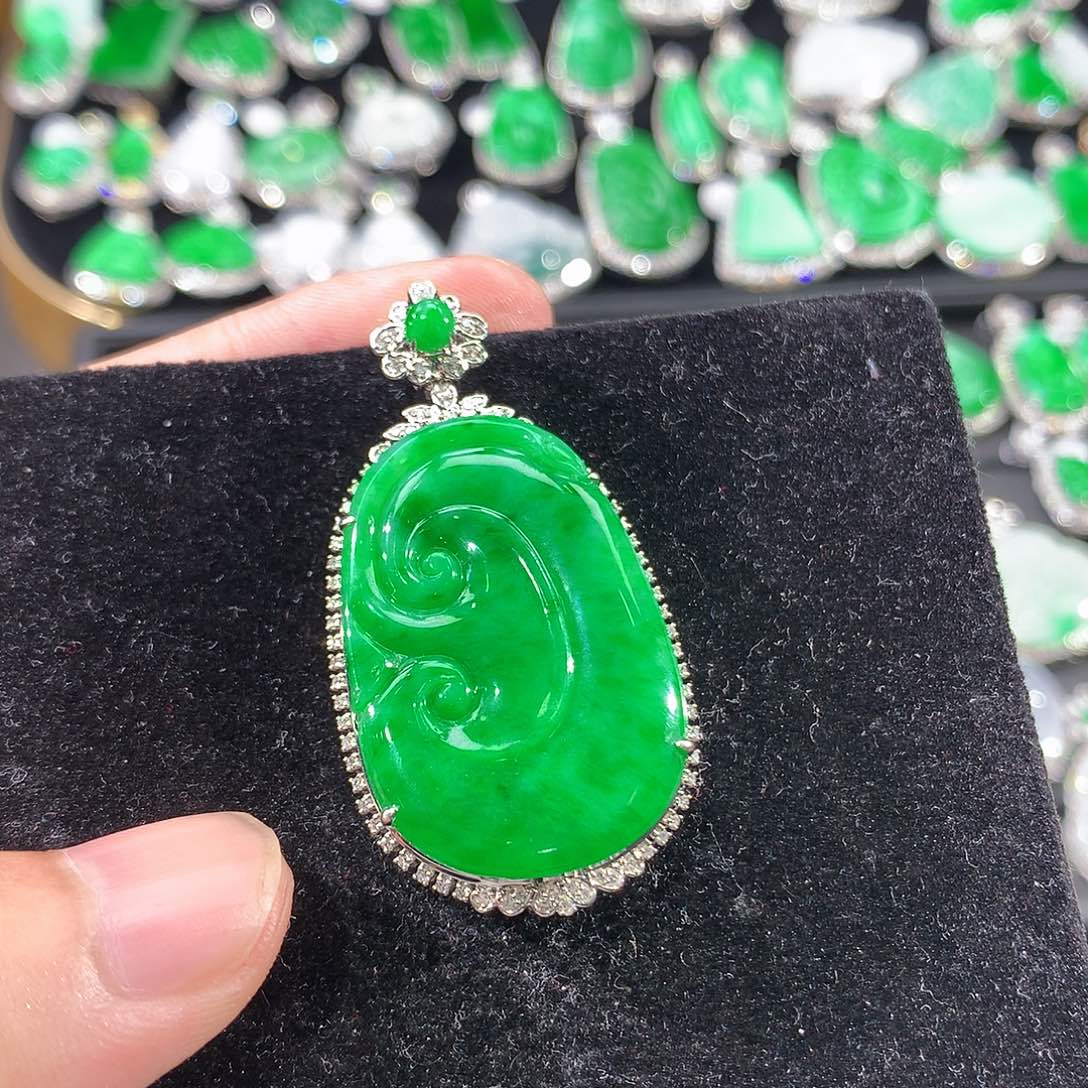 翡翠18K金镶嵌颈饰