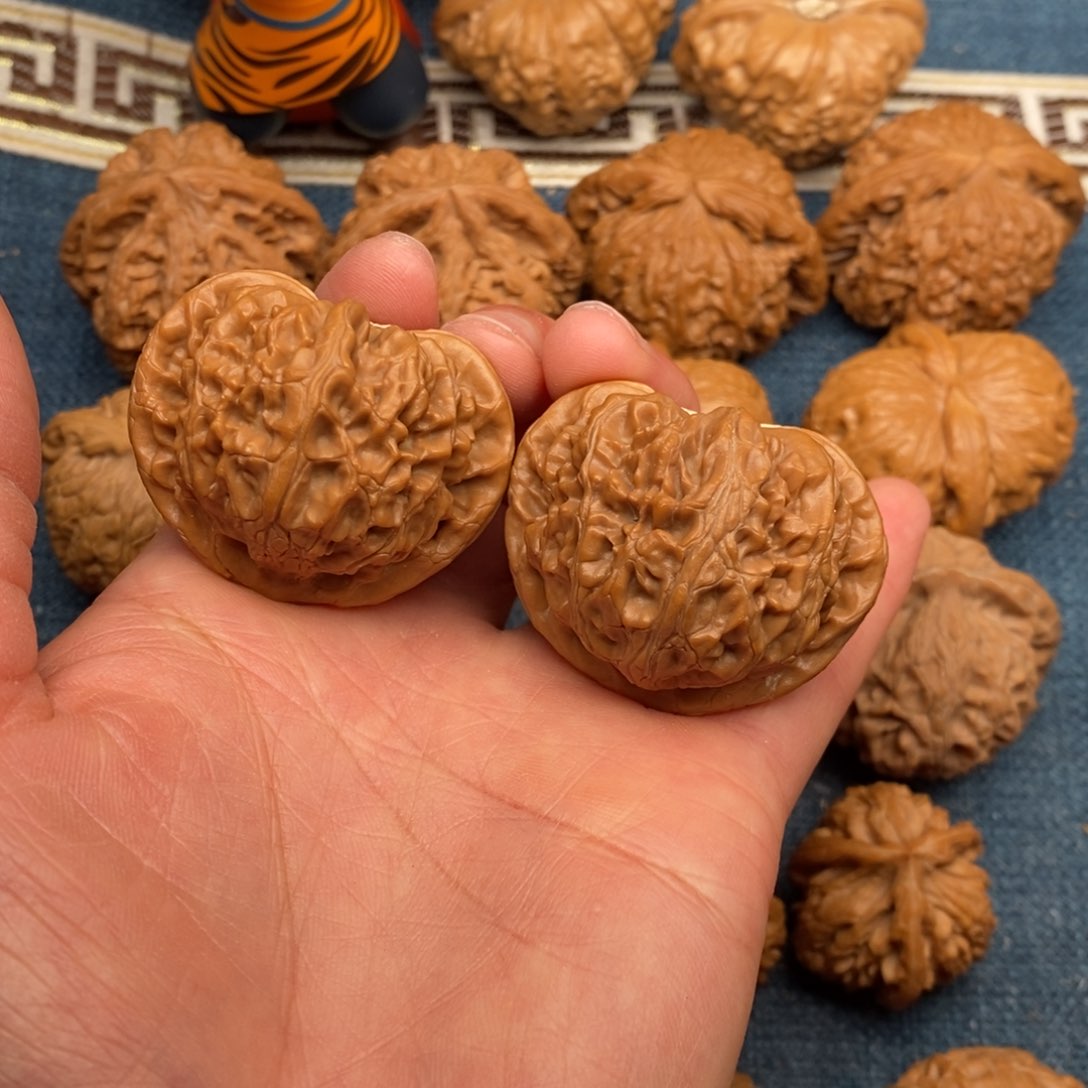 文玩核桃把件42桃心宫灯