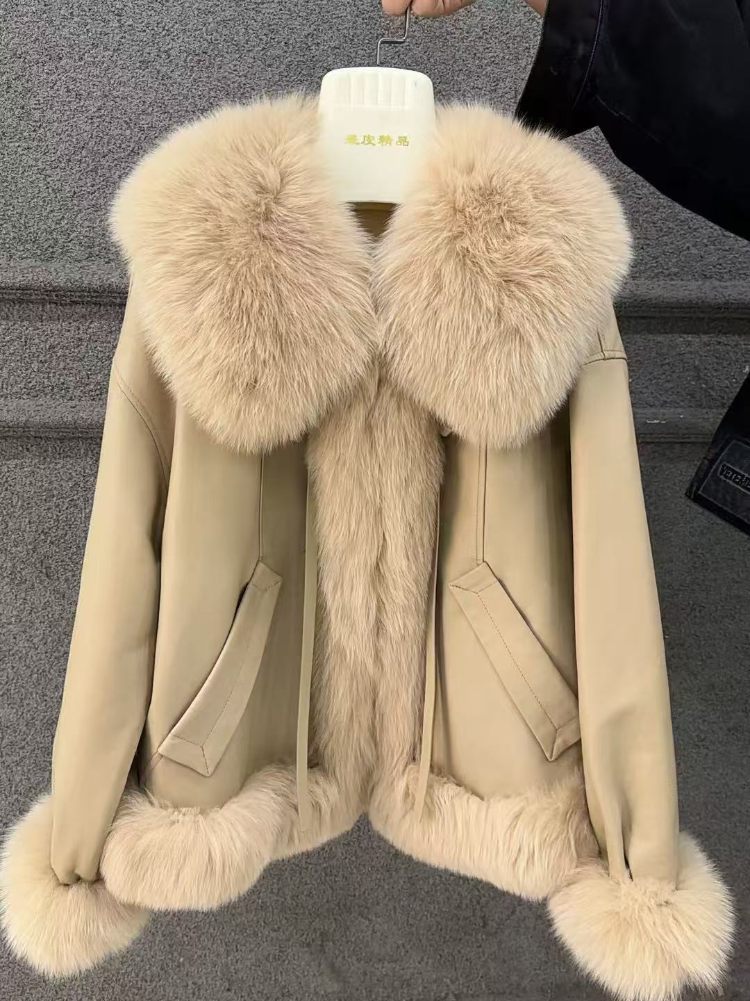 DOUSHEHUI  冬雪奶茶狐狸毛绵羊皮皮草服饰外套