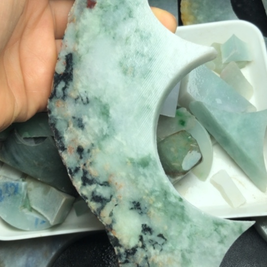 翡翠未镶嵌颈饰裸石