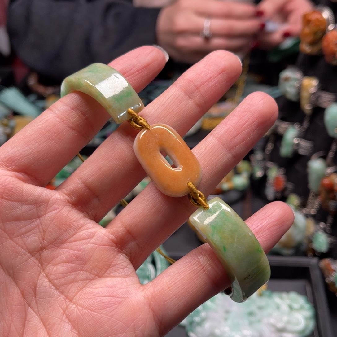 翡翠颈饰未镶嵌Ccvgggggghhhhhhjhbb