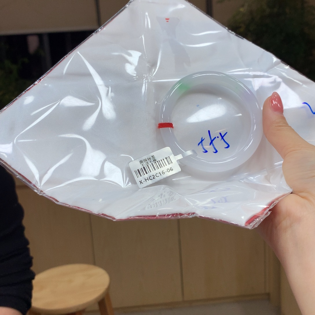 翡翠手镯未镶嵌不退不换